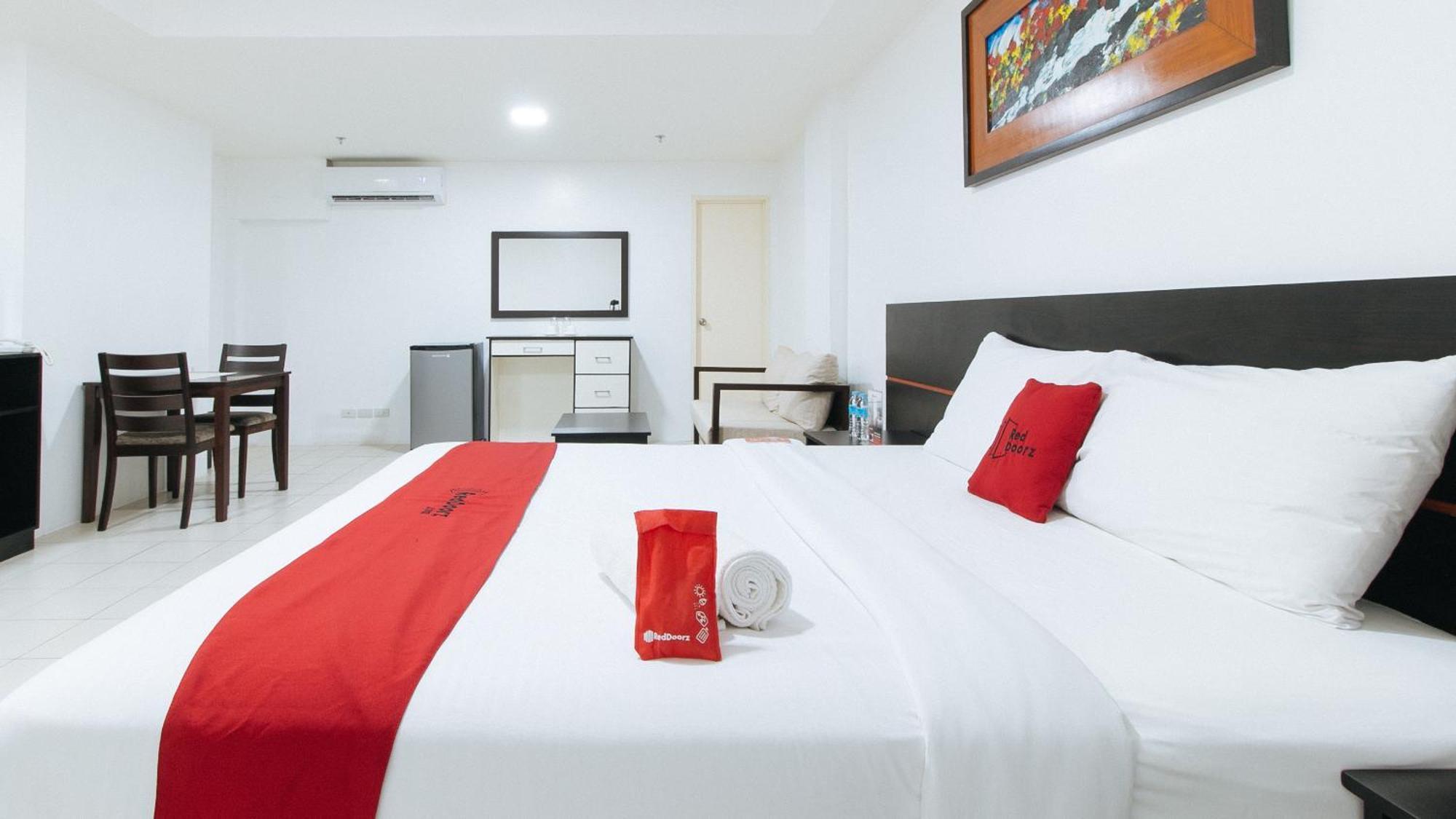 Reddoorz Plus At Evangelista Street Makati Makati City Dış mekan fotoğraf