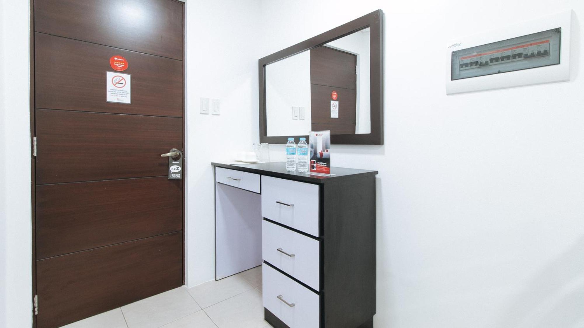 Reddoorz Plus At Evangelista Street Makati Makati City Dış mekan fotoğraf